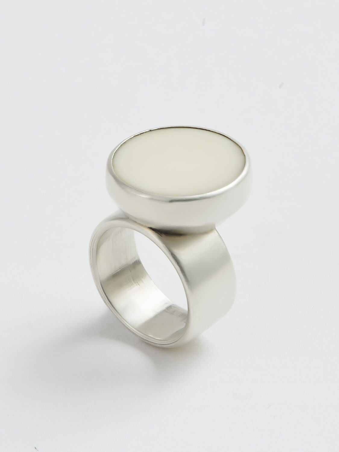 Round Cantilevered Ring – Bone